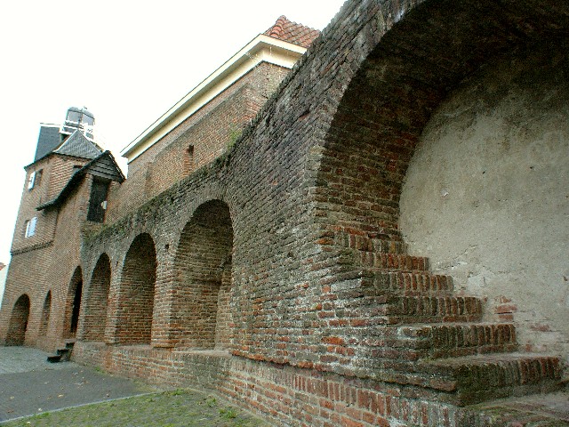 Vispoort met binnekant stadsmuur